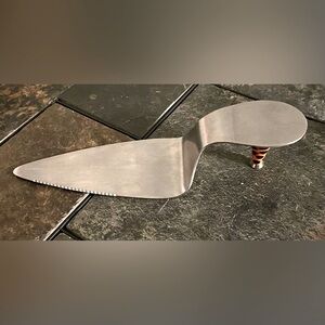 High Heel Cake Server With Detachable Magnetic Cheetah Heel